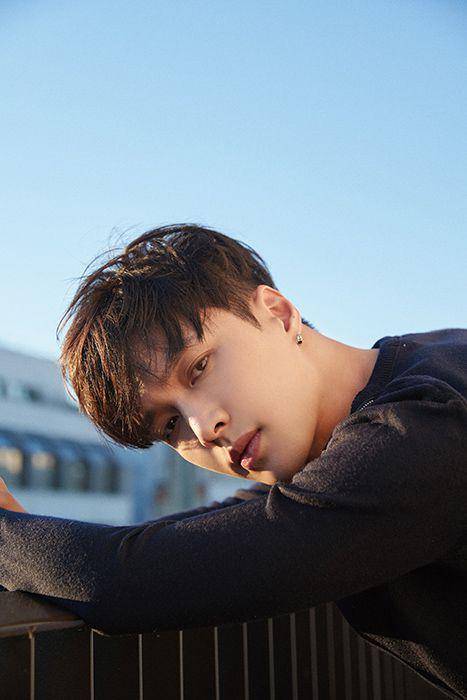 Lay EXO (instagram.com/EXO Official)