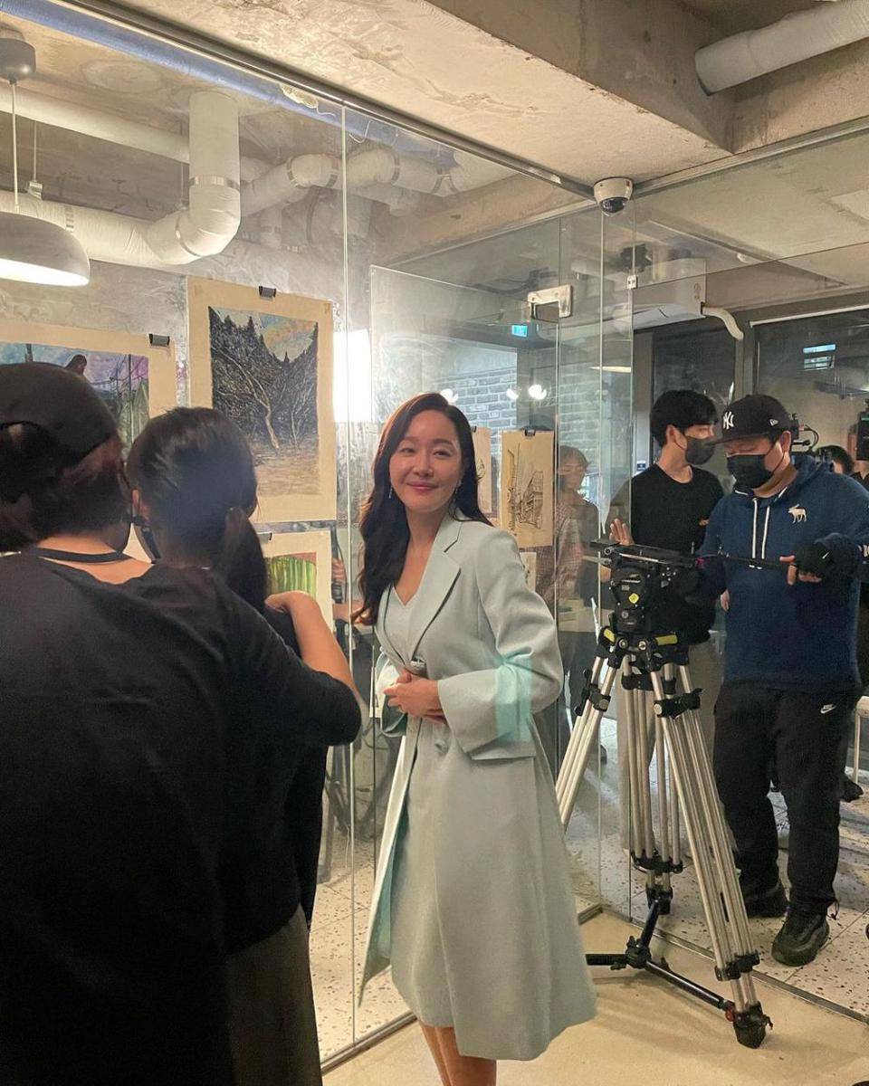 Uhm Ji Won di balik layar drakor Little Women (instagram.com/umjeewon)