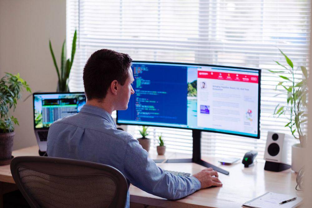 ilustrasi menggunakan PC dan monitor untuk bekerja (unsplash.com/Luke Peters)