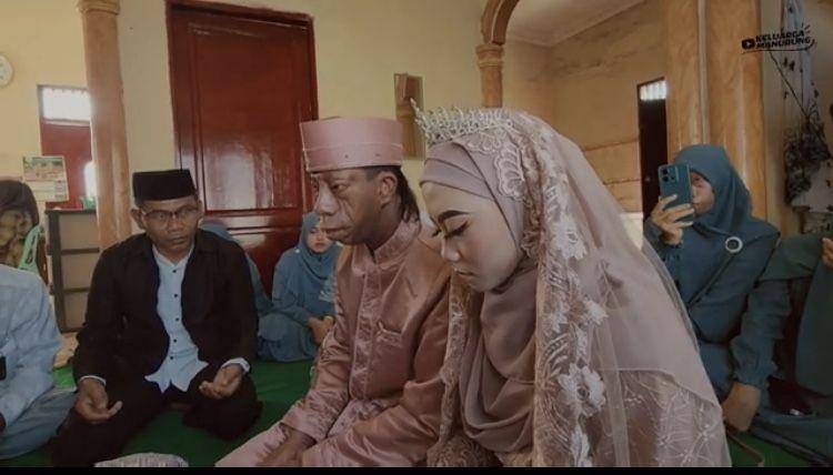 Manurung menikah (youtube.com/keluargamanurung)