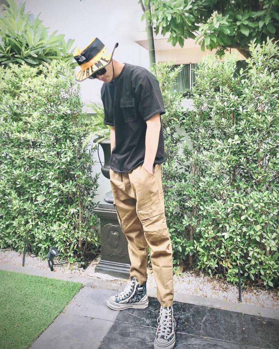 OOTD warna hitam ala Hsu Thassapak (instagram.com/biexu1991)
