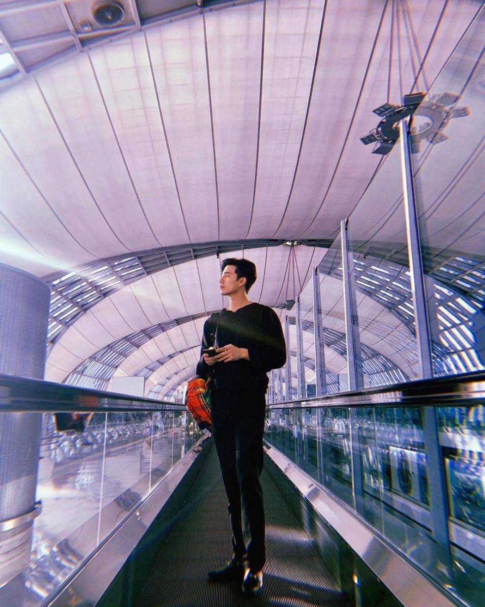 OOTD warna hitam ala Hsu Thassapak (instagram.com/biexu1991)