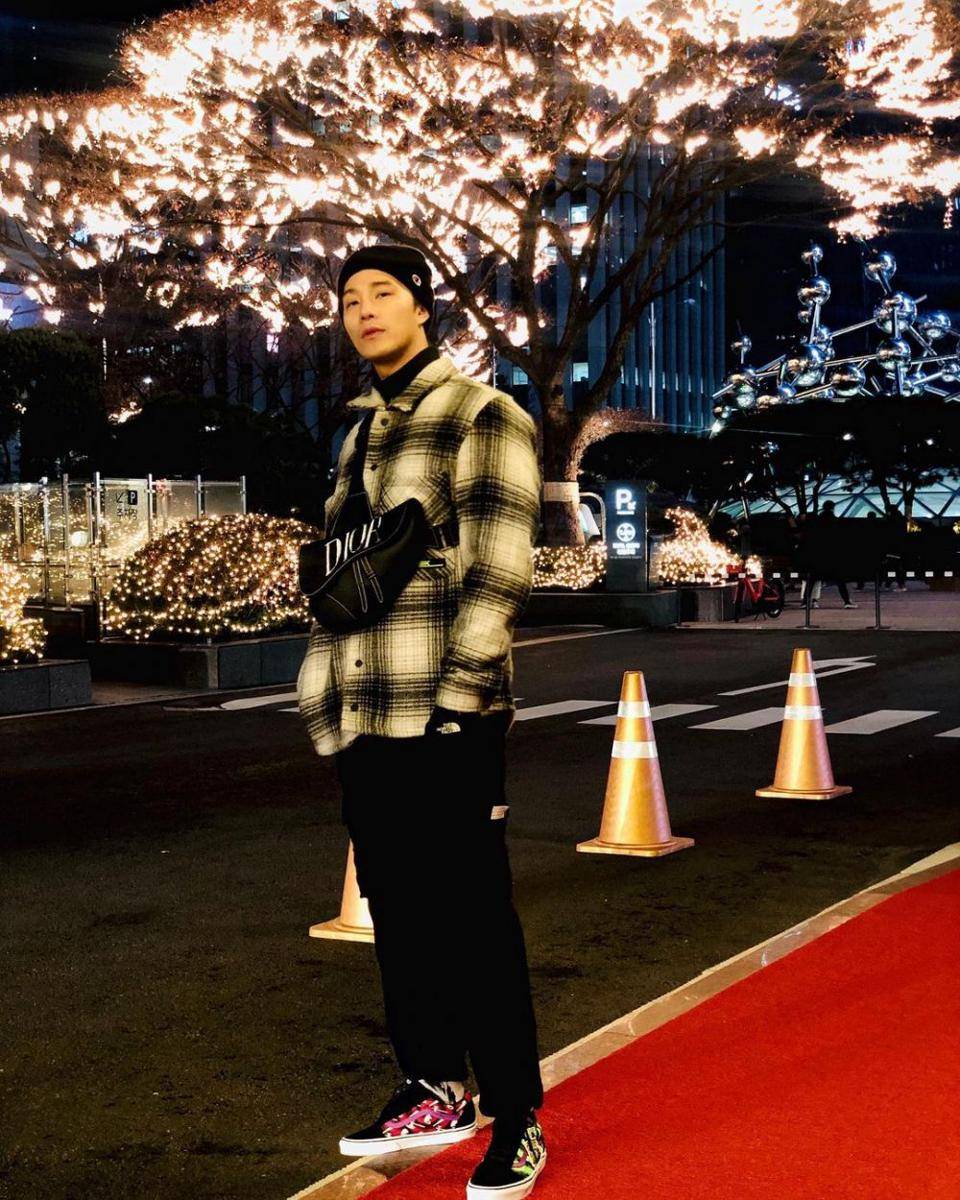 OOTD warna hitam ala Hsu Thassapak (instagram.com/biexu1991)
