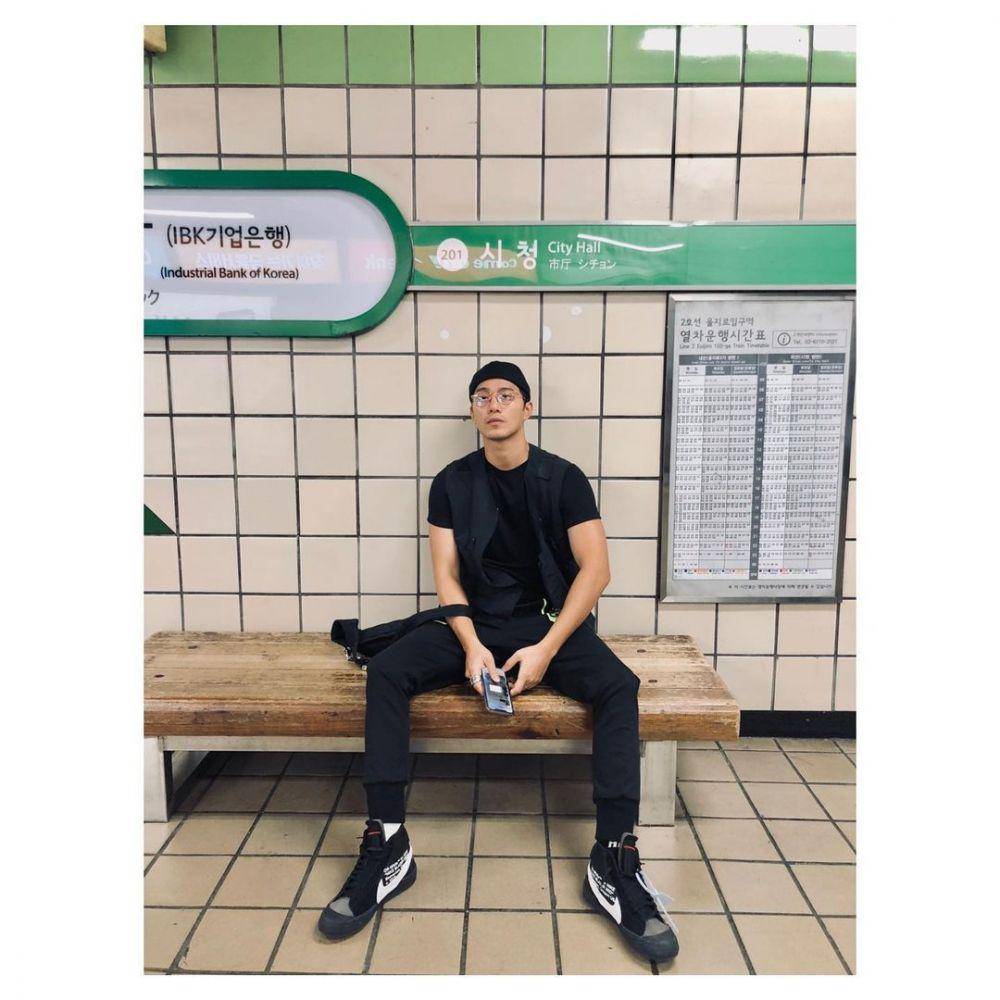 OOTD warna hitam ala Hsu Thassapak (instagram.com/biexu1991)