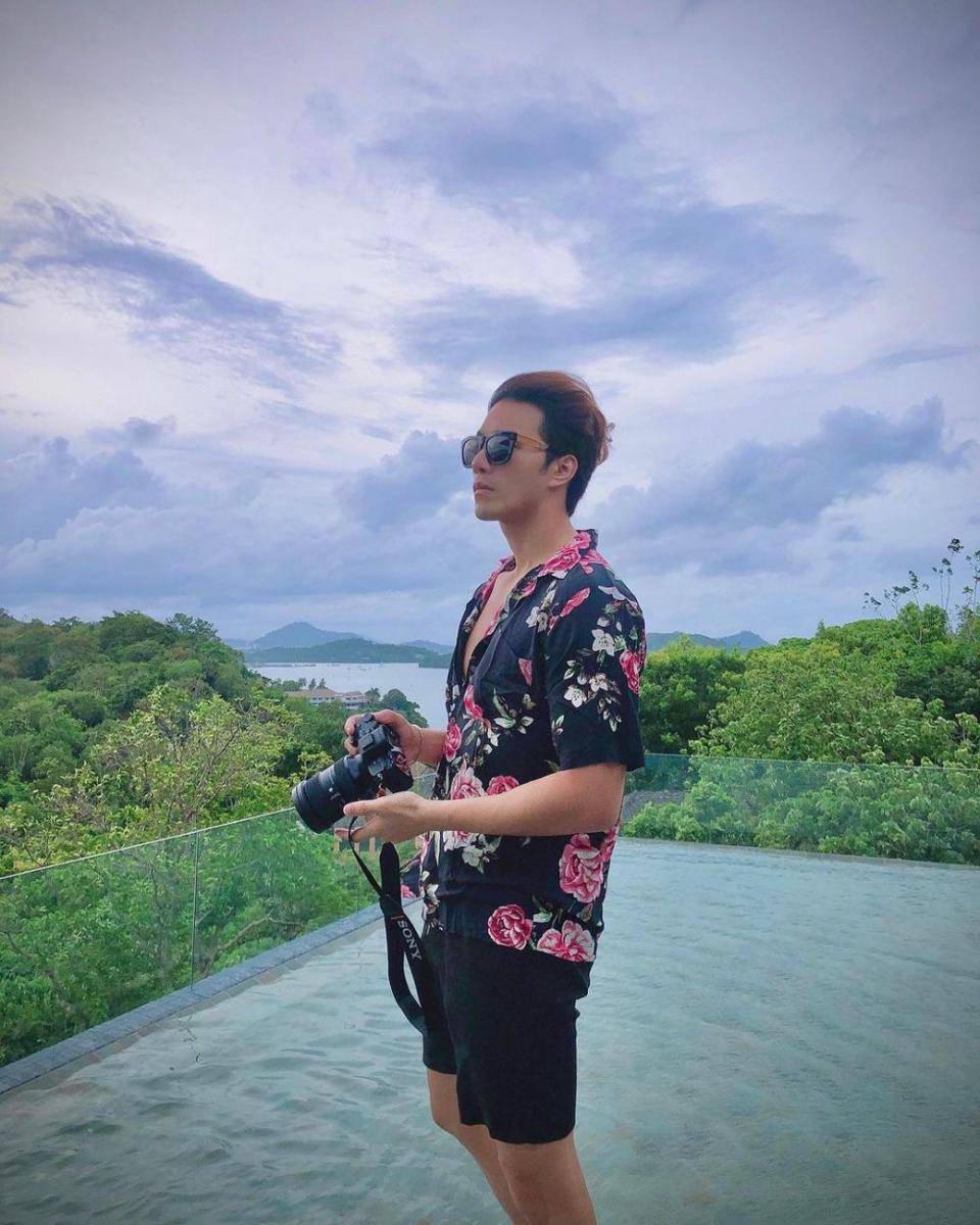 OOTD warna hitam ala Hsu Thassapak (instagram.com/biexu1991)