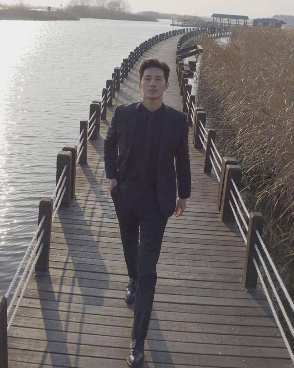 OOTD warna hitam ala Hsu Thassapak (instagram.com/biexu1991)