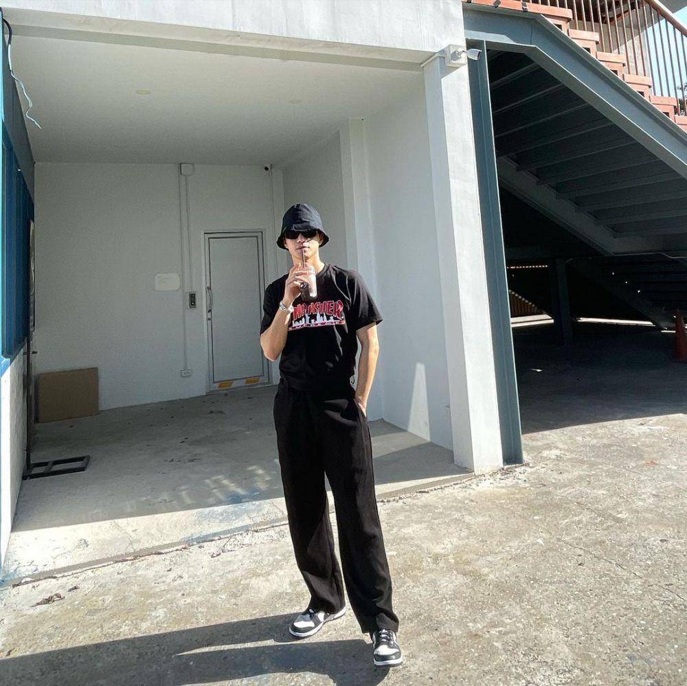 OOTD warna hitam ala Hsu Thassapak (instagram.com/biexu1991)