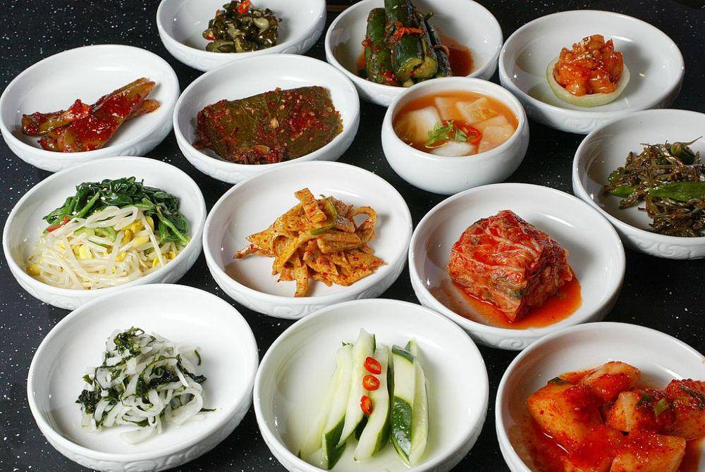 makanan Korea disajikan dalam porsi banyak (commons.wikimedia.org/ijs)