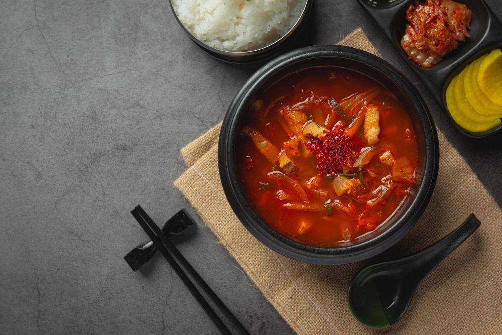 makanan Korea bercitarasa pedas (vecteezy.com/เอก หนวด)