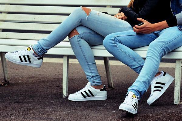 9 Rekomendasi Sepatu Adidas yang Cocok untuk Gaya Couple, Kompak!