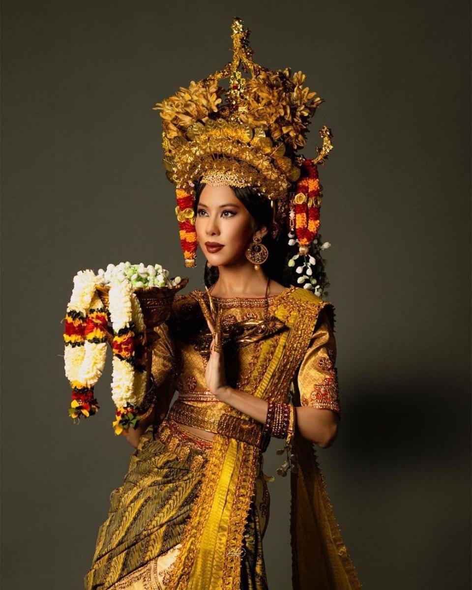 Potret Finalis Miss Grand International 2022 dalam Balutan Pakaian Tradisional Indonesia (Instagram.com/charissachong)