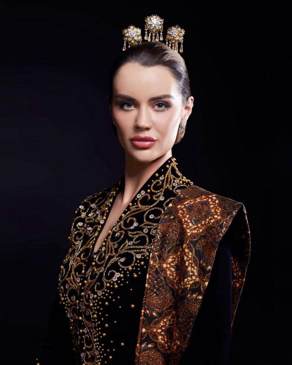 Potret Finalis Miss Grand International 2022 dalam Balutan Pakaian Tradisional Indonesia (Instagram.com/amber.sidney)