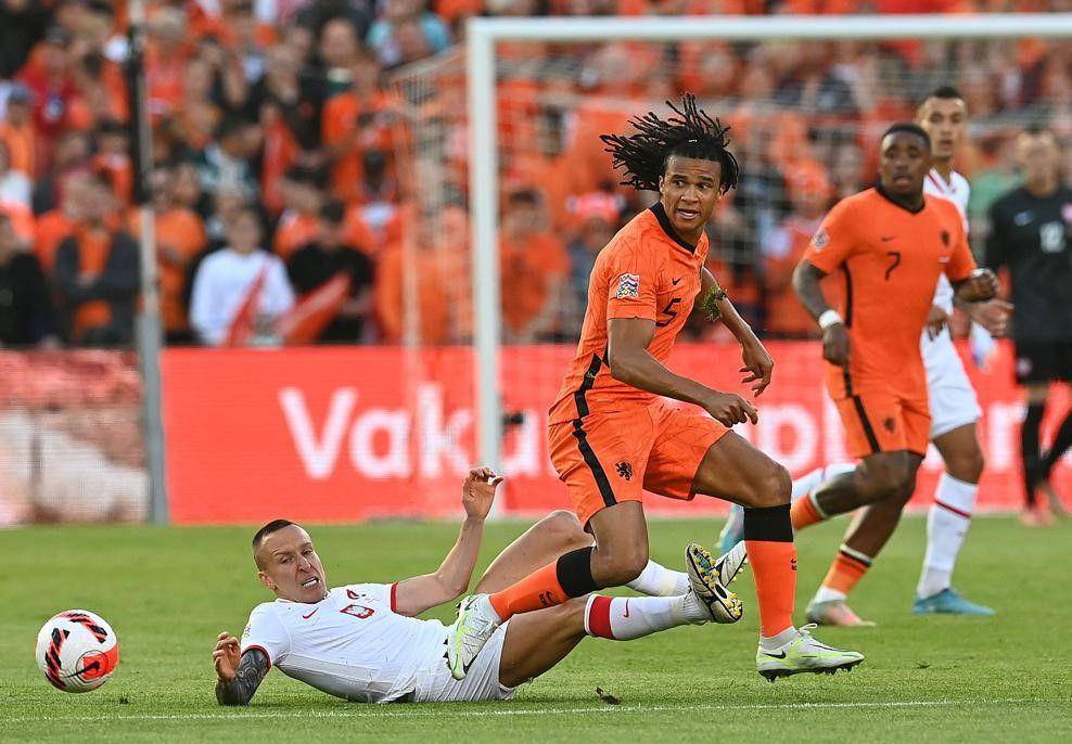 Belanda vs Polandia (editorial.uefa.com)