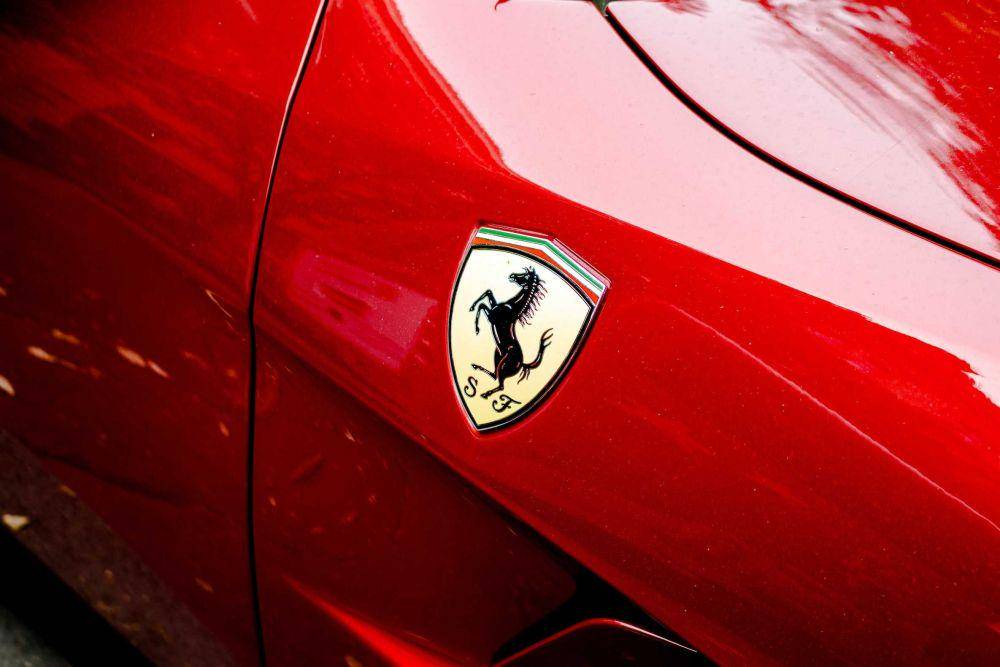 ilustrasi logo Ferrari (unsplash.com/@jannis_lucas)