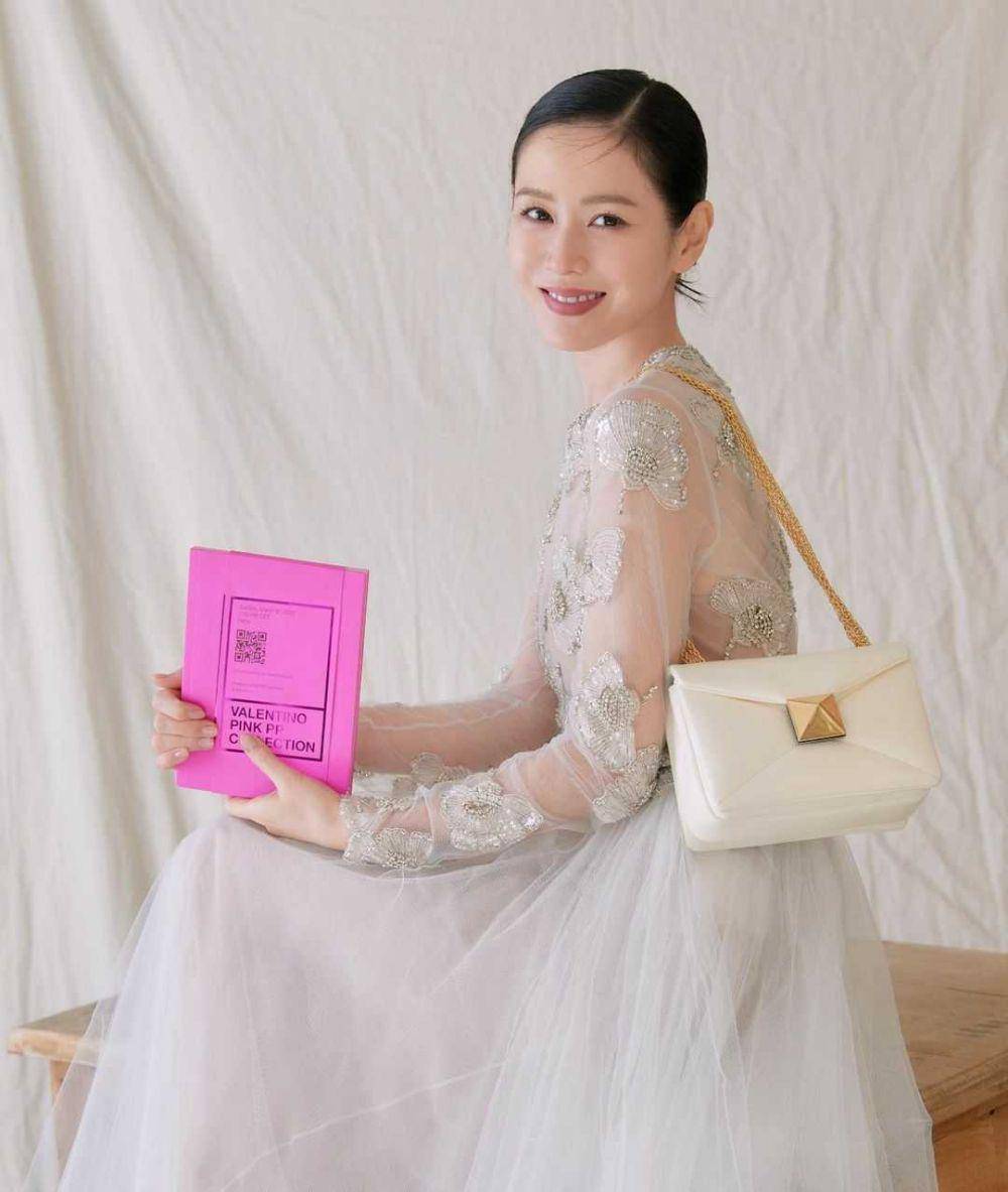 Son Ye Jin (instagram.com/yejinhand)