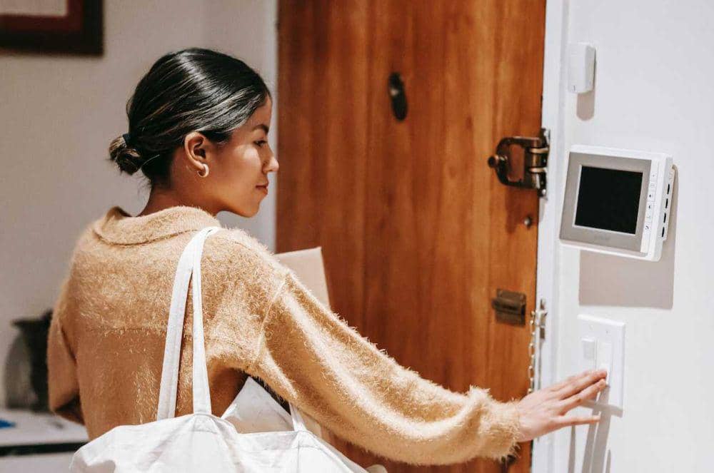 5 Tips Agar Rumah Tetap Aman saat Lama Ditinggalkan, Pasang CCTV!