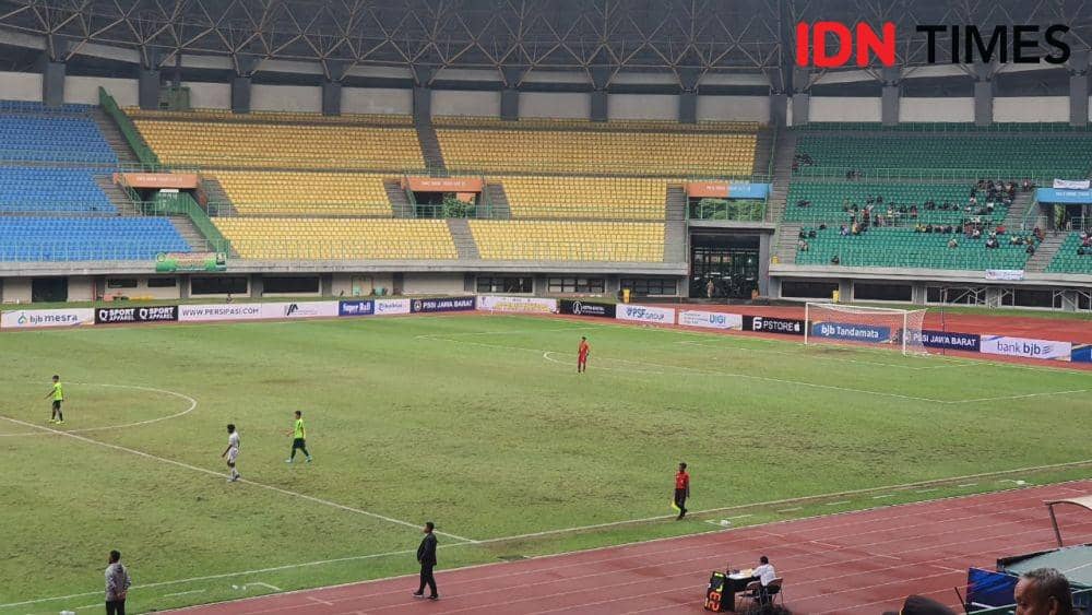 Digunakan Tiga Kompetisi, Rumput Stadion Patriot Bekasi Rusak Parah