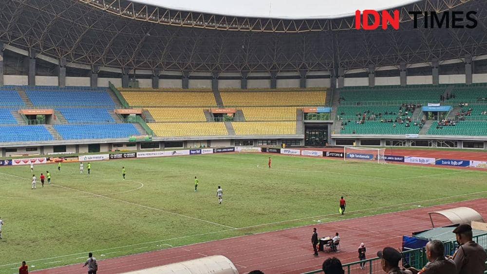 Kondisi rumput Stadion Patriot Chandrabaga. (IDN Times/Imam Faishal)