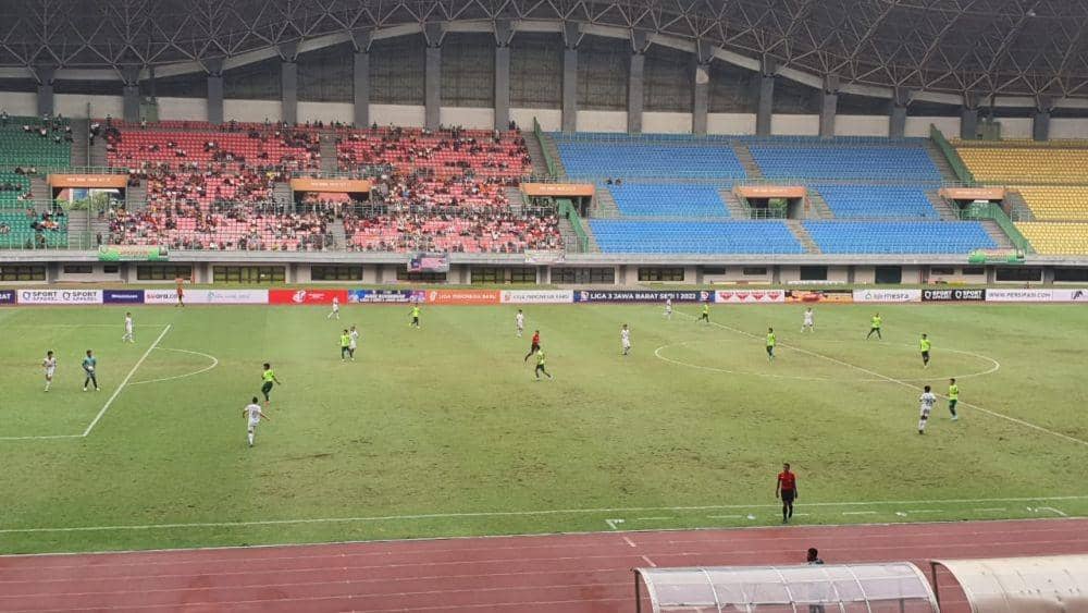 Kondisi rumput Stadion Patriot Chandrabaga. (IDN Times/Imam Faishal)