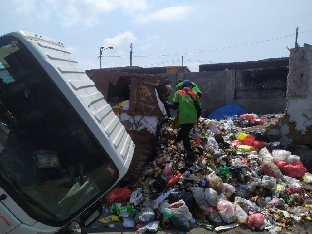 Truk sampah milik Dinas Lingkungan Hidup (DLH) Kota Bandar Lampung terguling di lokasi tempat pembuangan sampah (TPS) sementara berada di Jalan Hanoman. (IDN Times/Tama Yudha Wiguna)