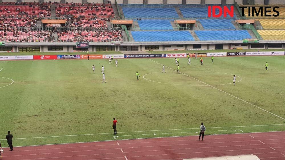 Kondisi rumput Stadion Patriot Chandrabaga. (IDN Times/Imam Faishal)