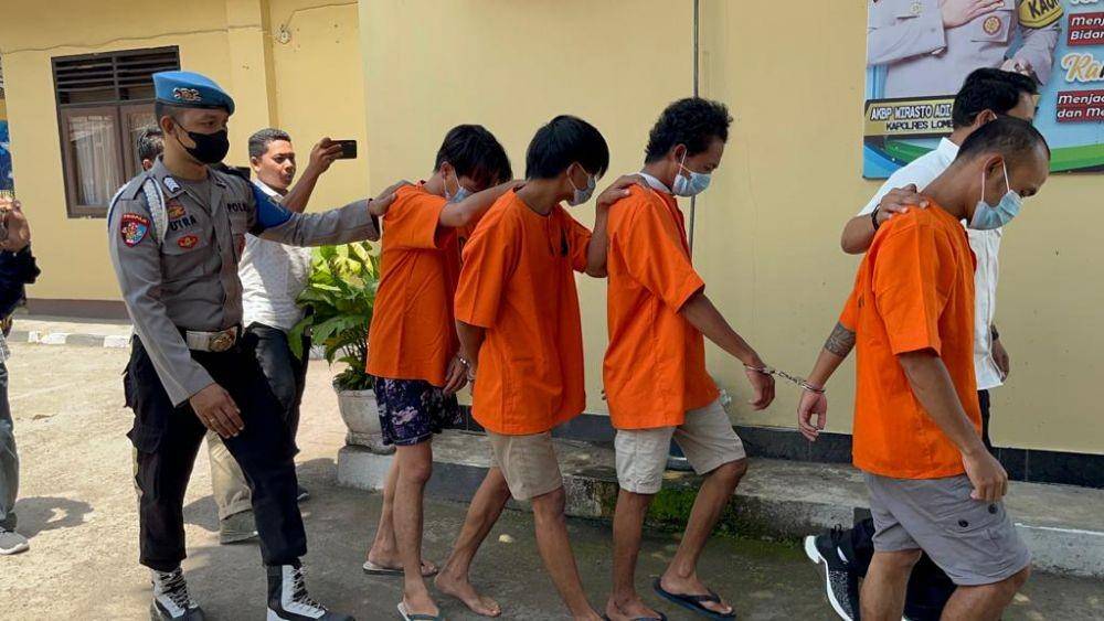 Empat pelaku pencurian kabel PlN di wilayah Kediri Lombok Barat. (dok. Polres Lombok Barat)