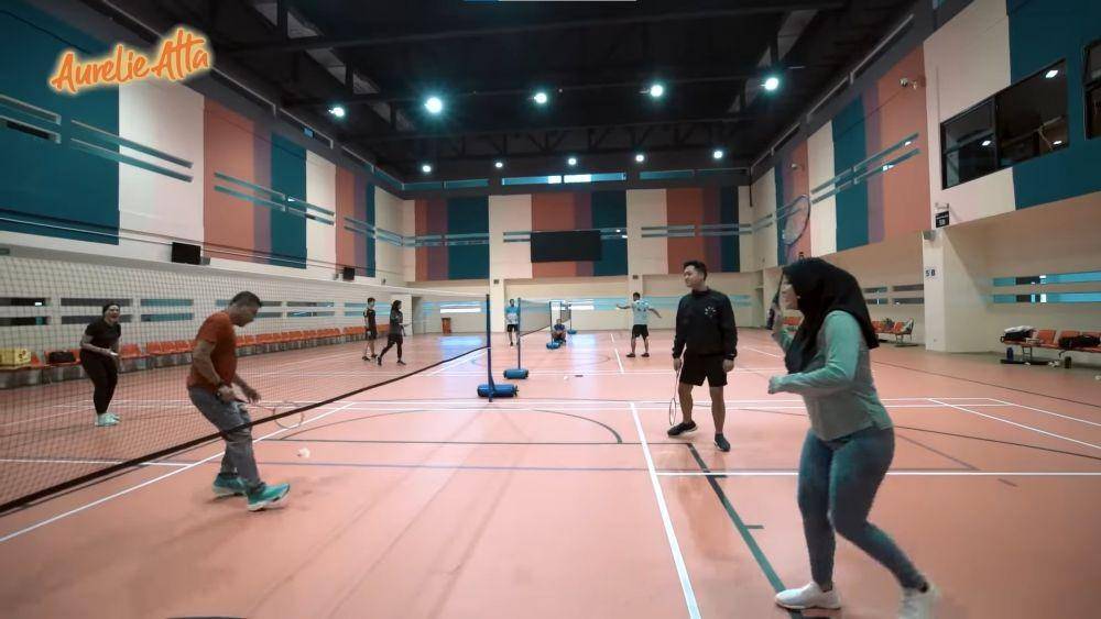 Aurel, Azriel, Ashanty, dan Anang tanding bulutangkis (YouTube.com/Aurelie Atta/)