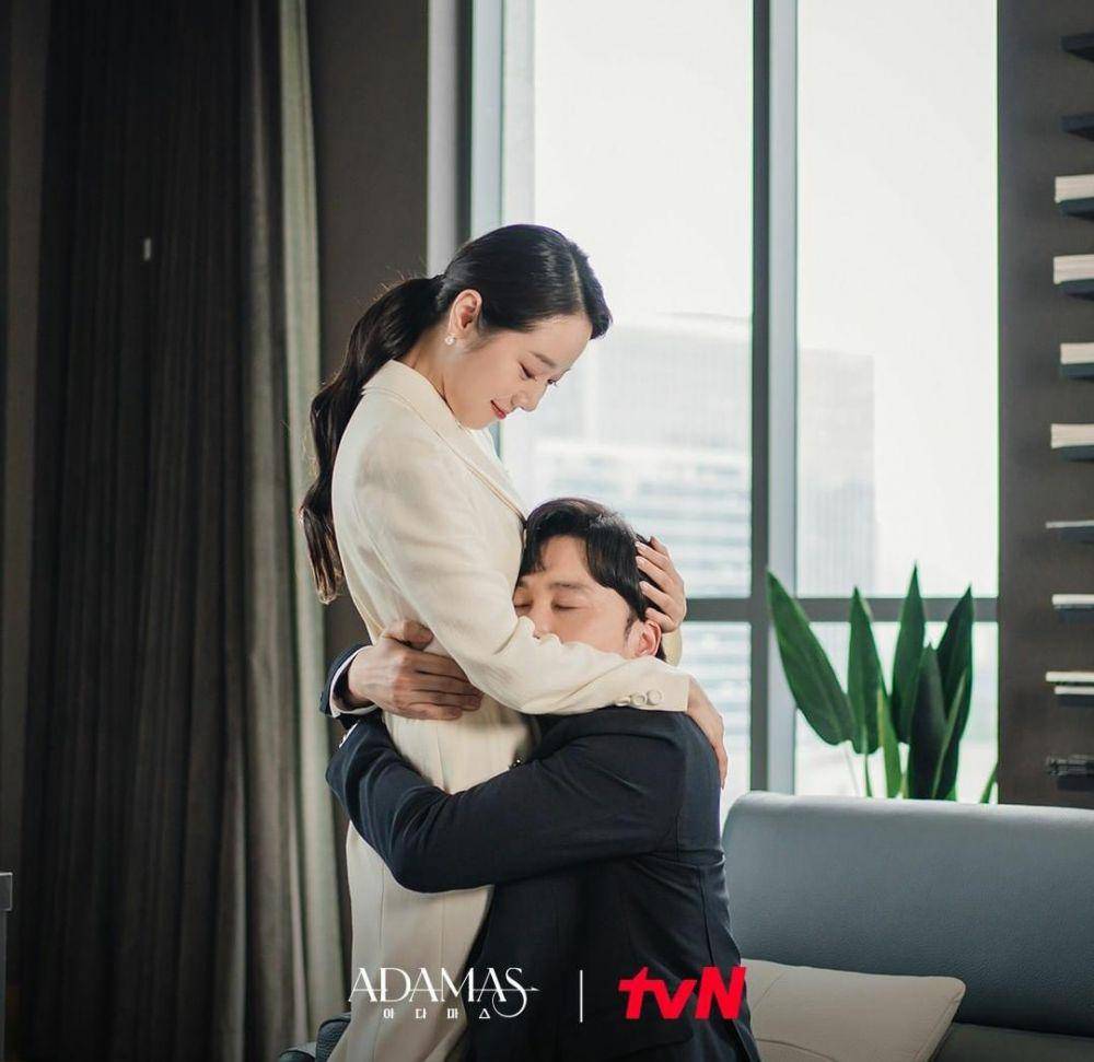 Lee Si Won dan Seo Hyun Woo di drama Adamas (instagram.com/tvn_drama)