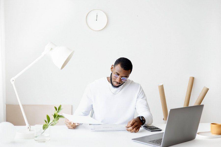ilustrasi pria bekerja di kantor (pexels.com/Anna Nekrashevich)