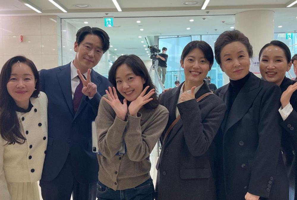 10 Potret Uhm Ji Won di Balik Layar Little Women, Aslinya Ramah!