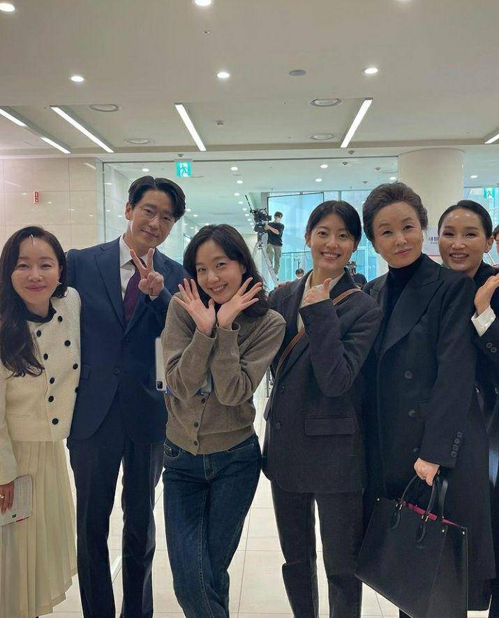 Uhm Ji Won, Uhm Ki Joon, dan pemain lainnya di balik layar Little Women (instagram.com/umjeewon)