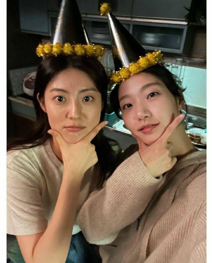 Nam Ji Hyun dan Kim Go Eun di balik layar Little Women (instagram.com/ggonekim)