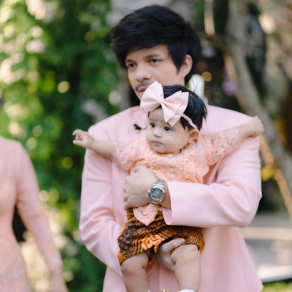 Atta Halilintar dan buah hati (Twins Photobooth via instagram.com/ameenaatta)