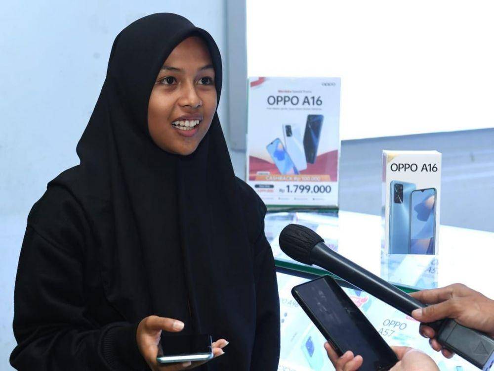Siswi SMA Negeri 1 Batauga, Sabrila "memarahi" Presiden Jokowi (dok. Sekretariat Presiden)