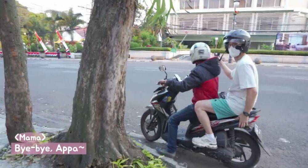Kimbab Family naik transportasi umum di Bandung. (youtube.com/Kimbab Family)