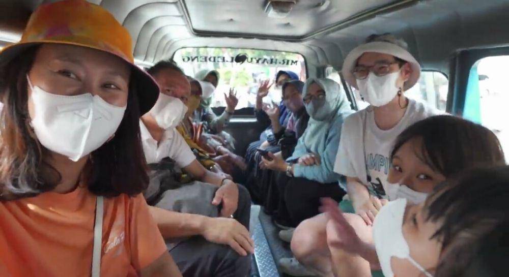 Kimbab Family naik transportasi umum di Bandung. (youtube.com/Kimbab Family)