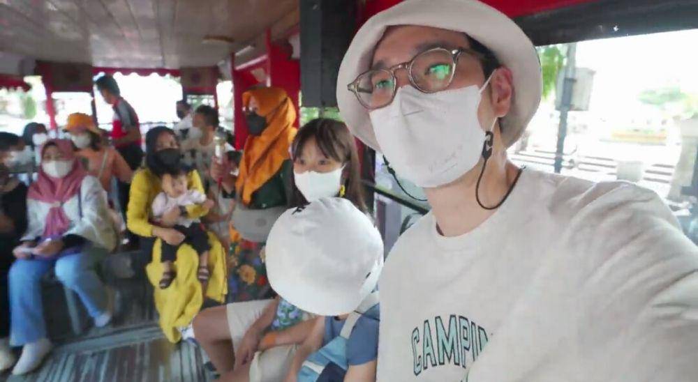 Kimbab Family naik transportasi umum di Bandung (youtube.com/Kimbab Family)
