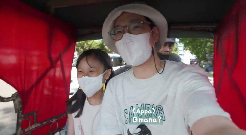 Kimbab Family naik transportasi umum di Bandung (youtube.com/Kimbab Family)