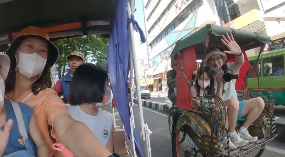 Kimbab Family naik transportasi umum di Bandung (youtube.com/Kimbab Family)
