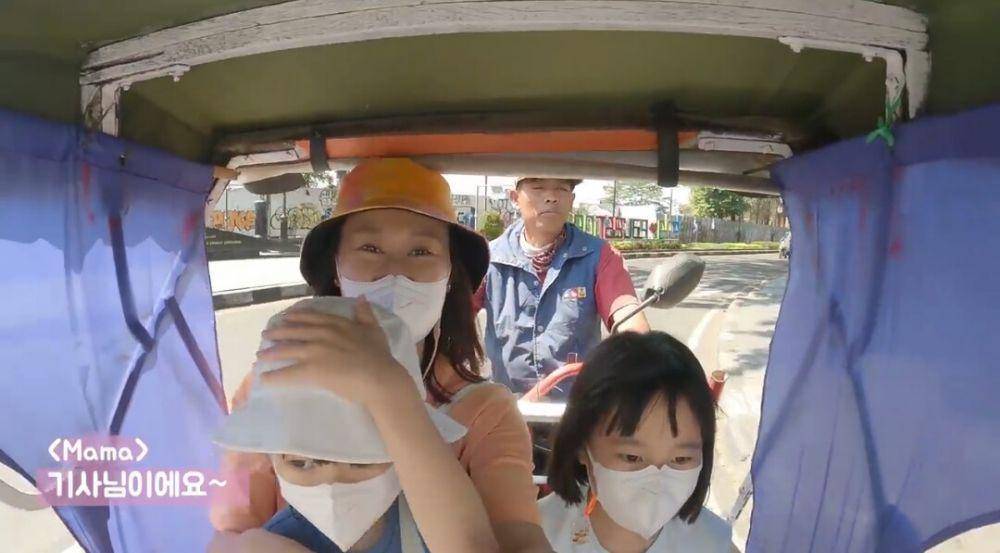 Kimbab Family naik transportasi umum di Bandung (youtube.com/Kimbab Family)