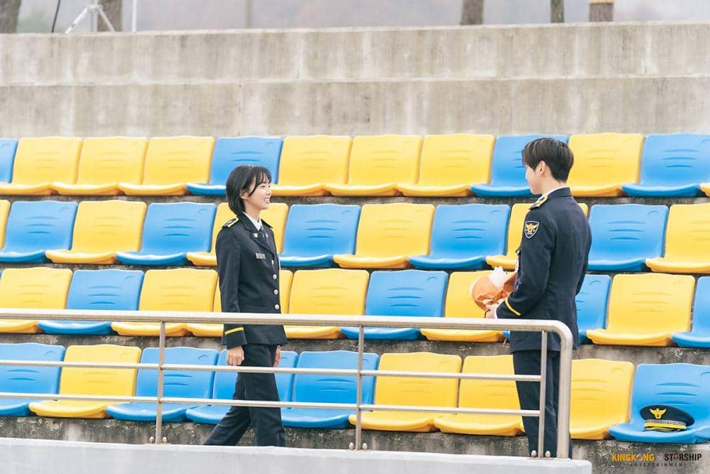 Kang Daniel dan Chae Soo Bin dalam behind the scene KDrama Rookie Cops (m.post.naver.com)