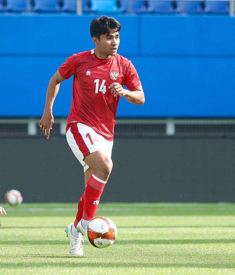 Aksi Asnawi Mangkualam saat menggocek bola di lapangan. (instagram.com/asnawi_bhr)
