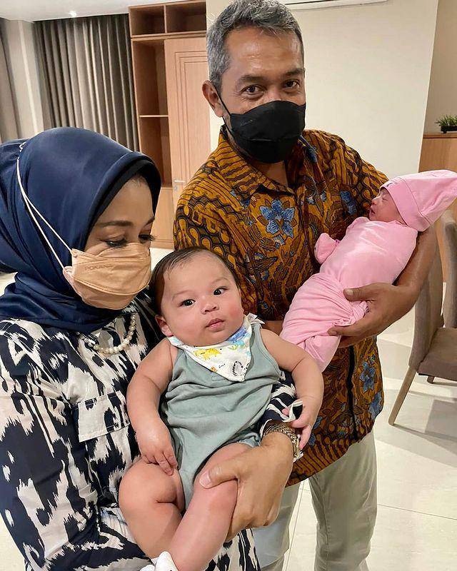 Yora Febrina dengan kedua cucunya (instagram.com/yorafebrina)