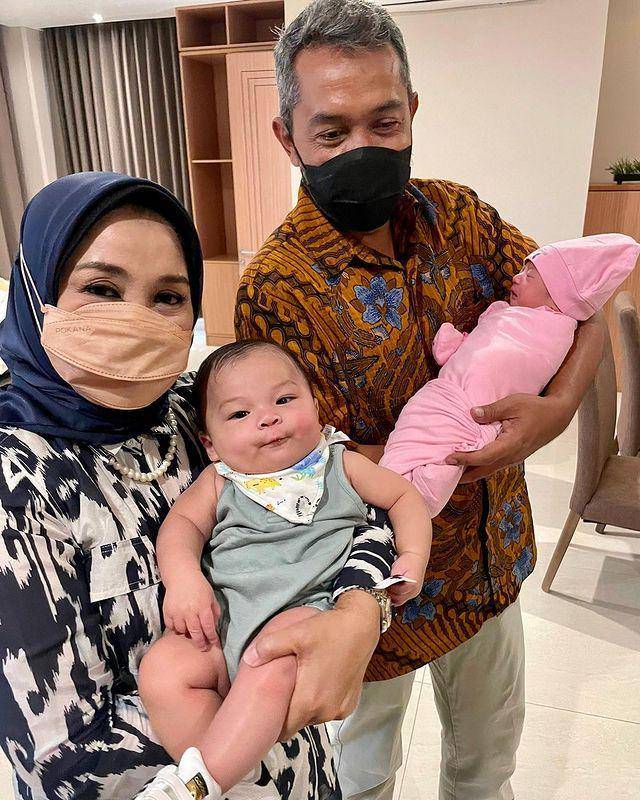 Yora Febrina dengan kedua cucunya (instagram.com/yorafebrina)