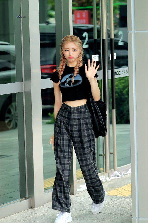 Ide outfit ala Yuna ITZY (twitter.com/yunapics)