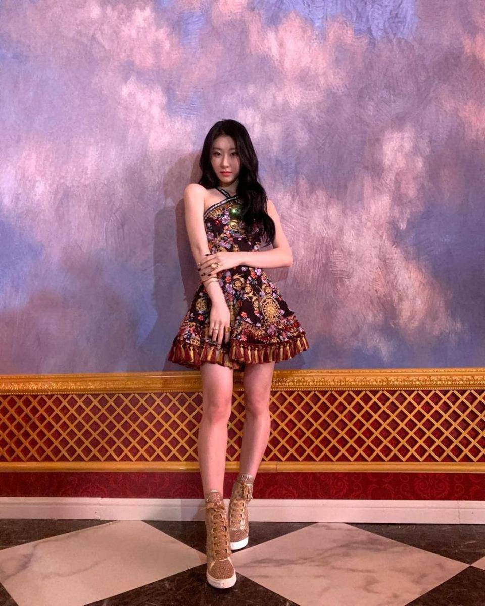 Ide outfit ala Chaeryeong ITZY (twitter.com/chaerpics)