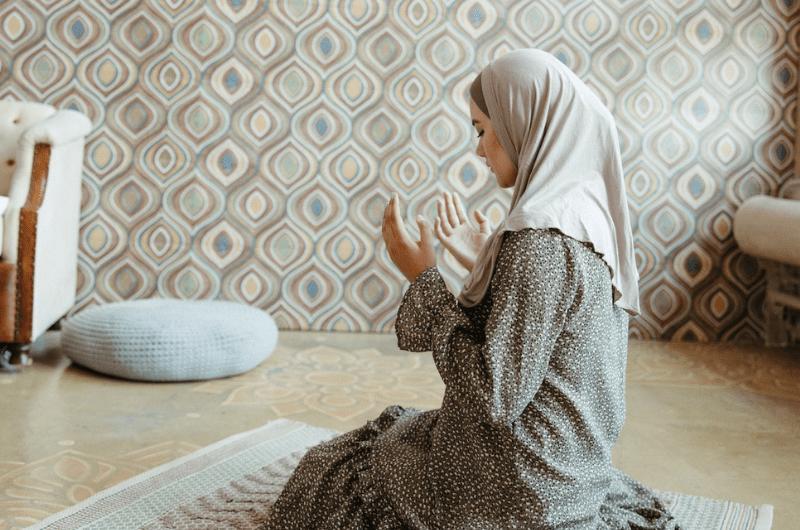 Bacaan Doa Qunut dalam Sholat dan Manfaatnya