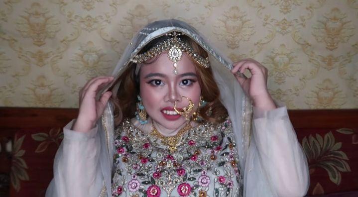 10 Potret Kekeyi Dandan Ala Perempuan India, Rambut Palsu Jadi Sorotan