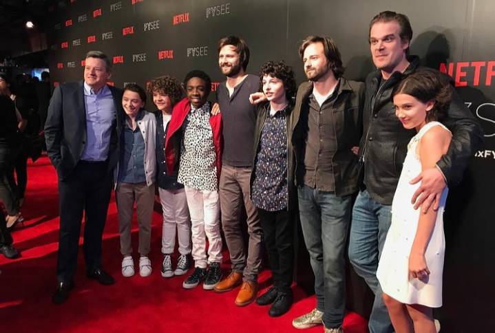 potret para pemain Stranger Things dengan Duffer Brothers (Instagram.com/noahschnapp)