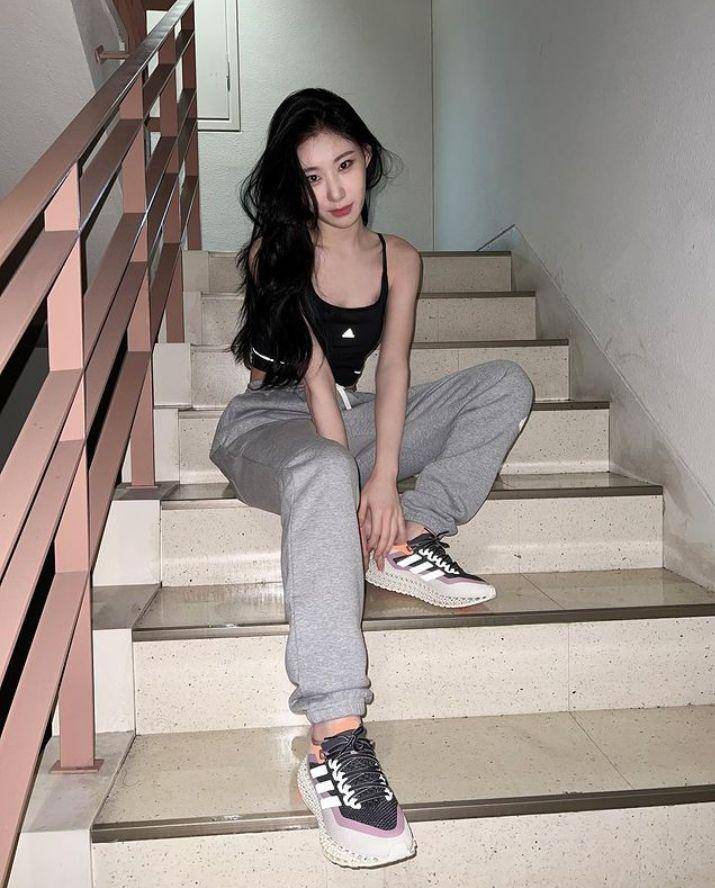 Ide outfit ala Chaeryeong ITZY (instagram.com/itzy.all.in.us)